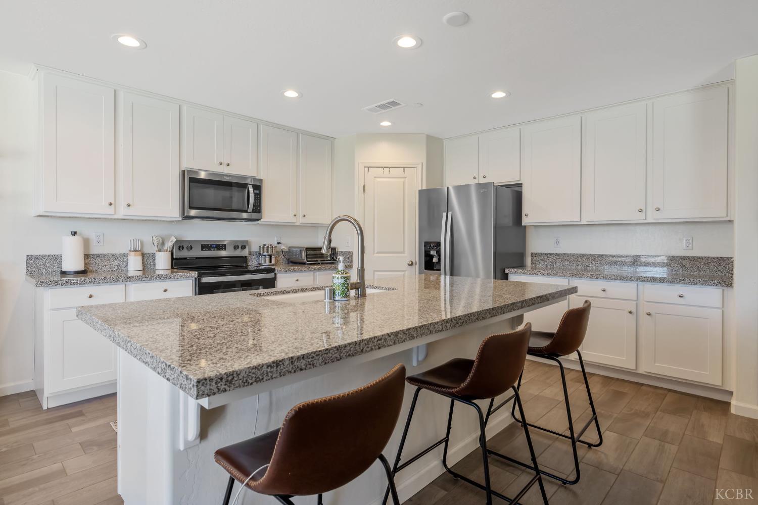 2146 W Escher Dr, Hanford, CA 93230