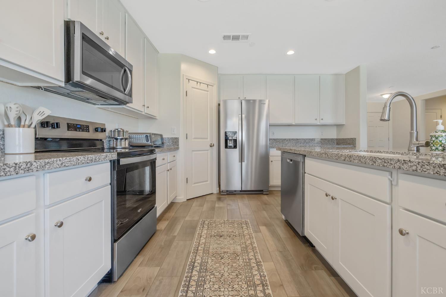 2146 W Escher Dr, Hanford, CA 93230