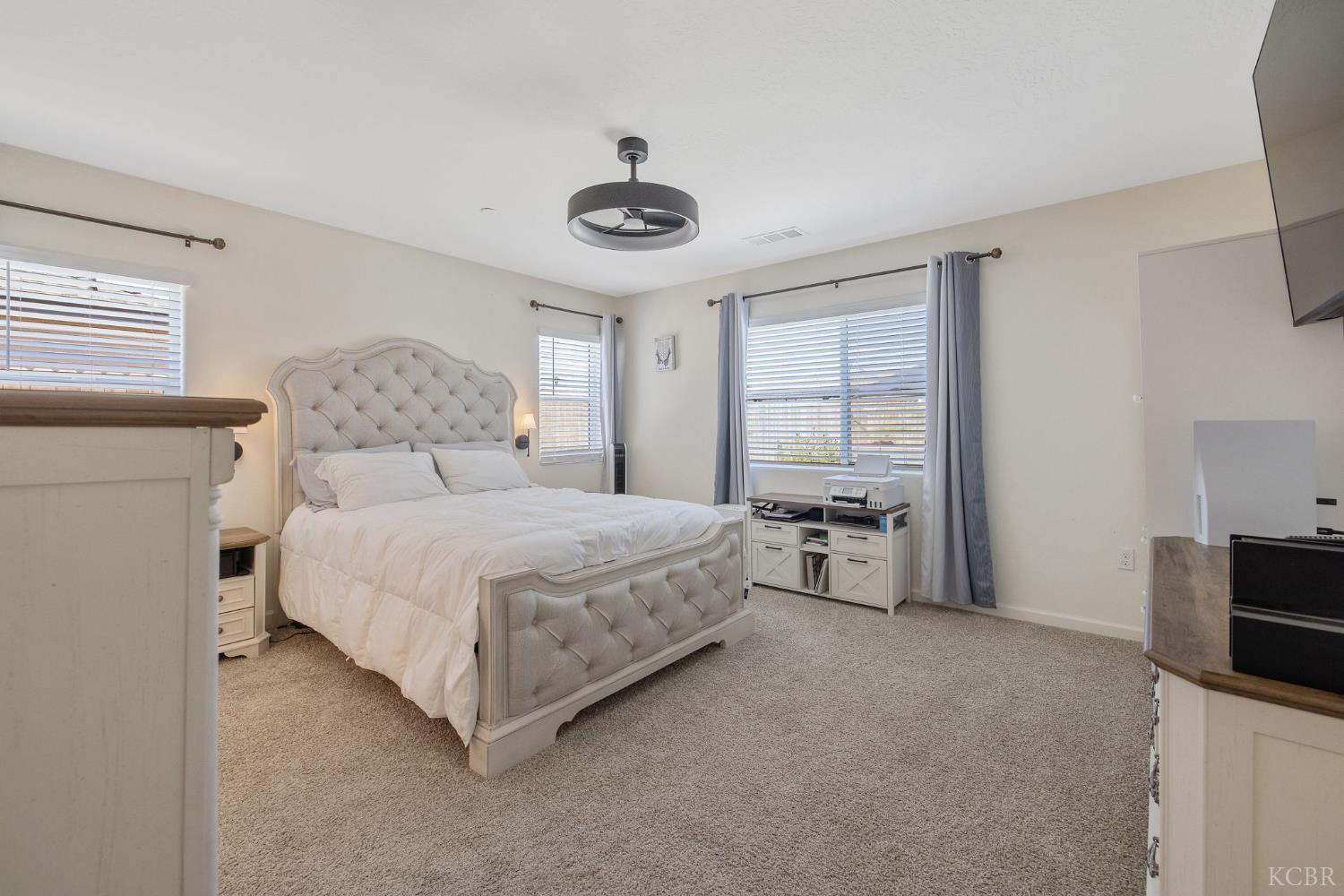 2146 W Escher Dr, Hanford, CA 93230