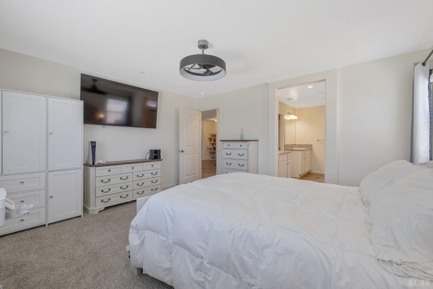 2146 W Escher Dr, Hanford, CA 93230