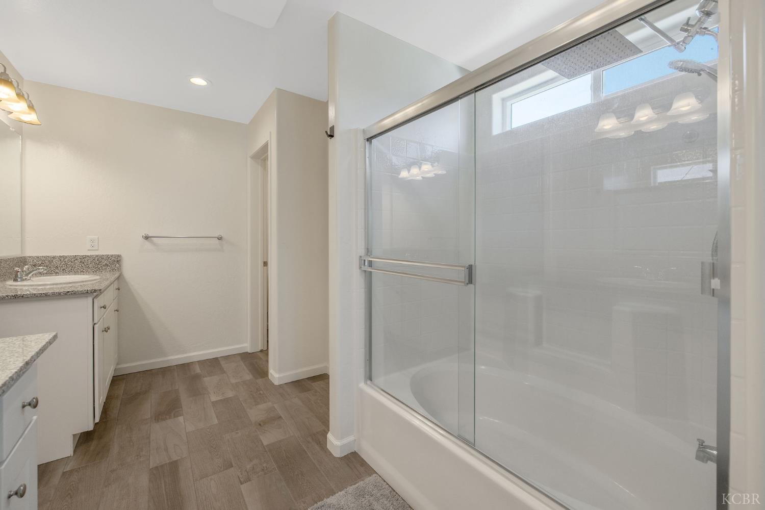 2146 W Escher Dr, Hanford, CA 93230