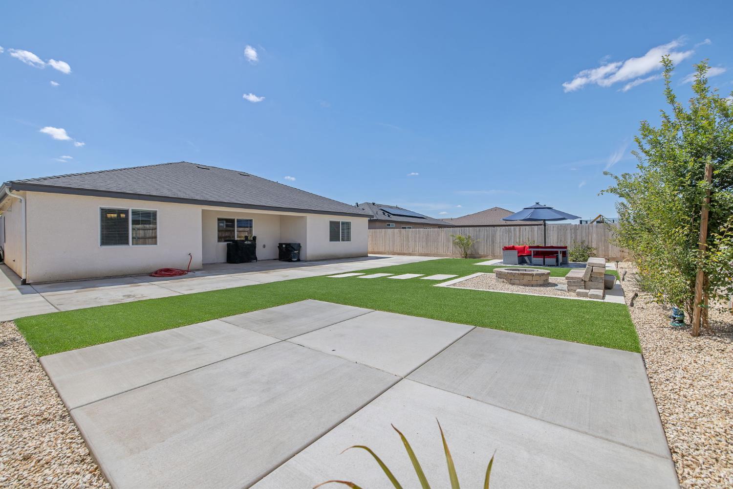 2146 W Escher Dr, Hanford, CA 93230