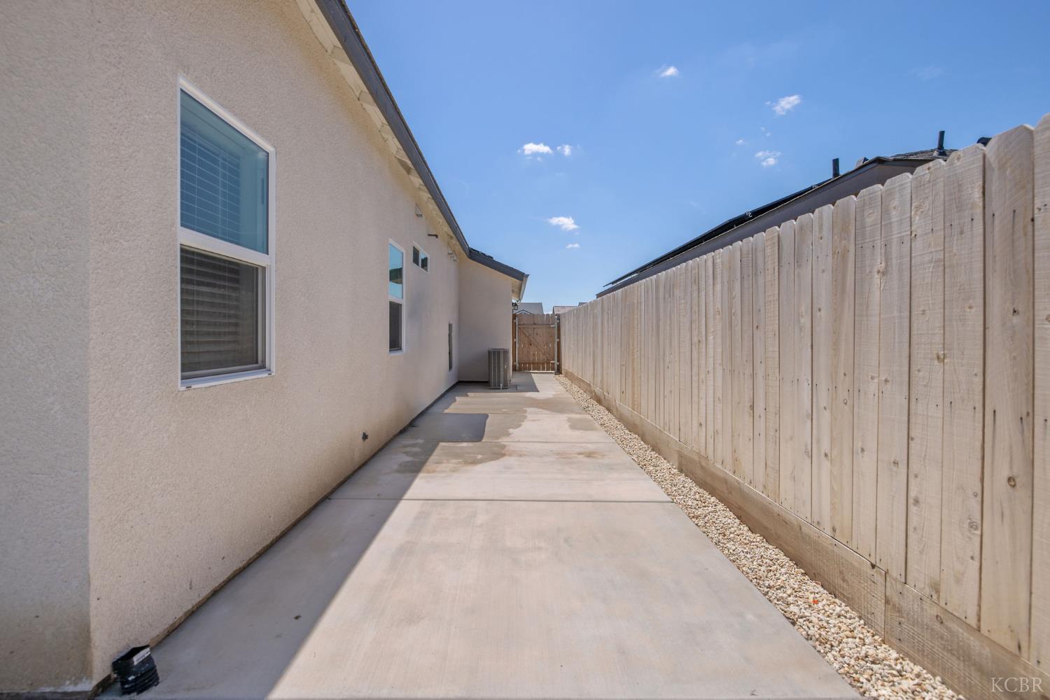 2146 W Escher Dr, Hanford, CA 93230