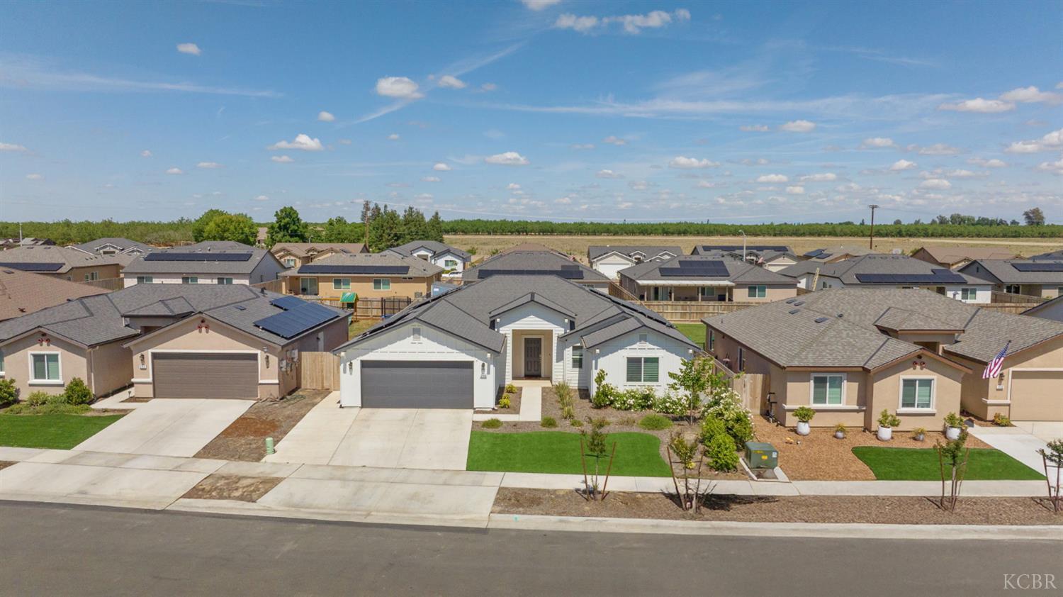 2146 W Escher Dr, Hanford, CA 93230