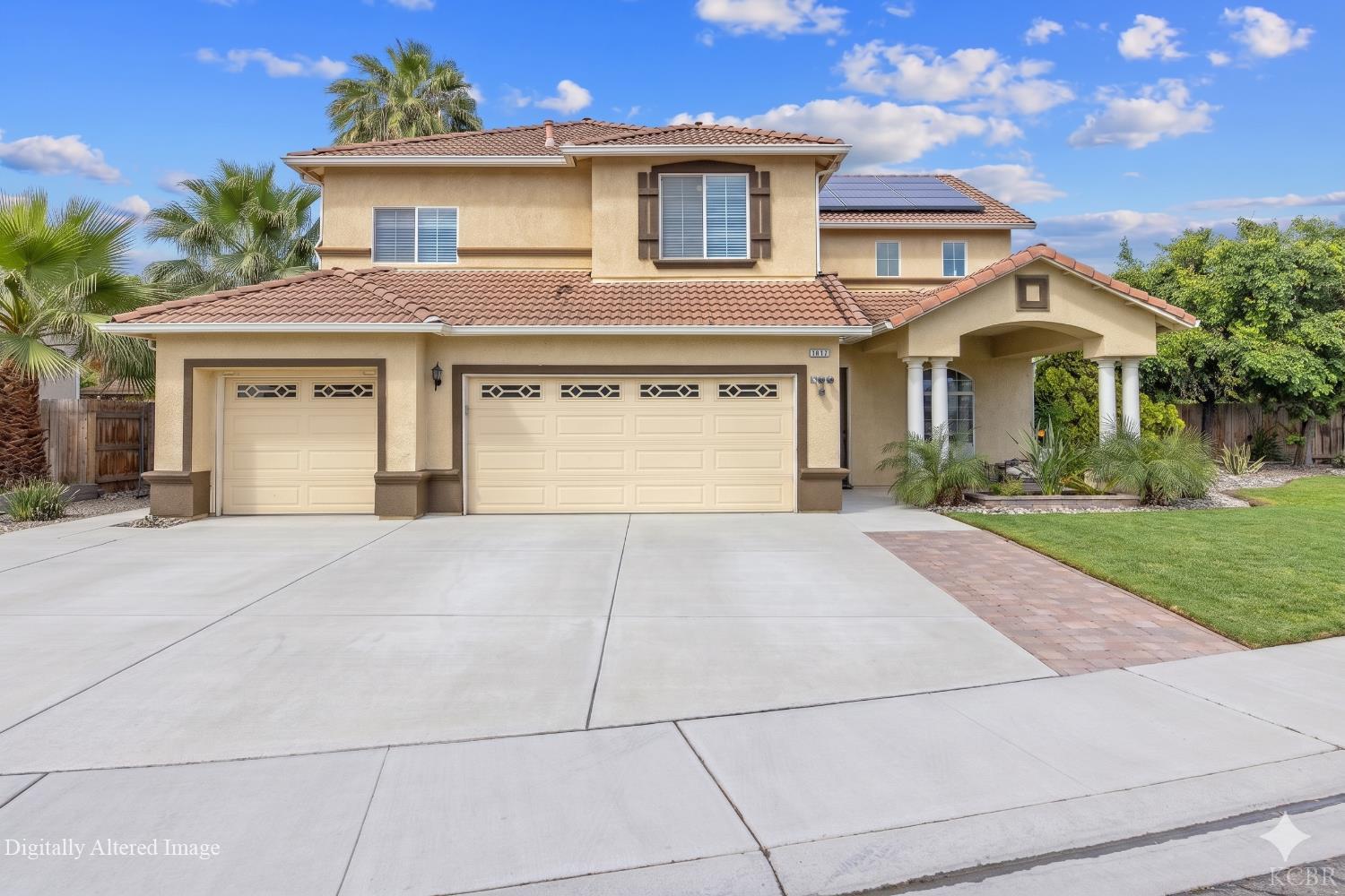 1077 Paradise Dr, Lemoore, CA 93245