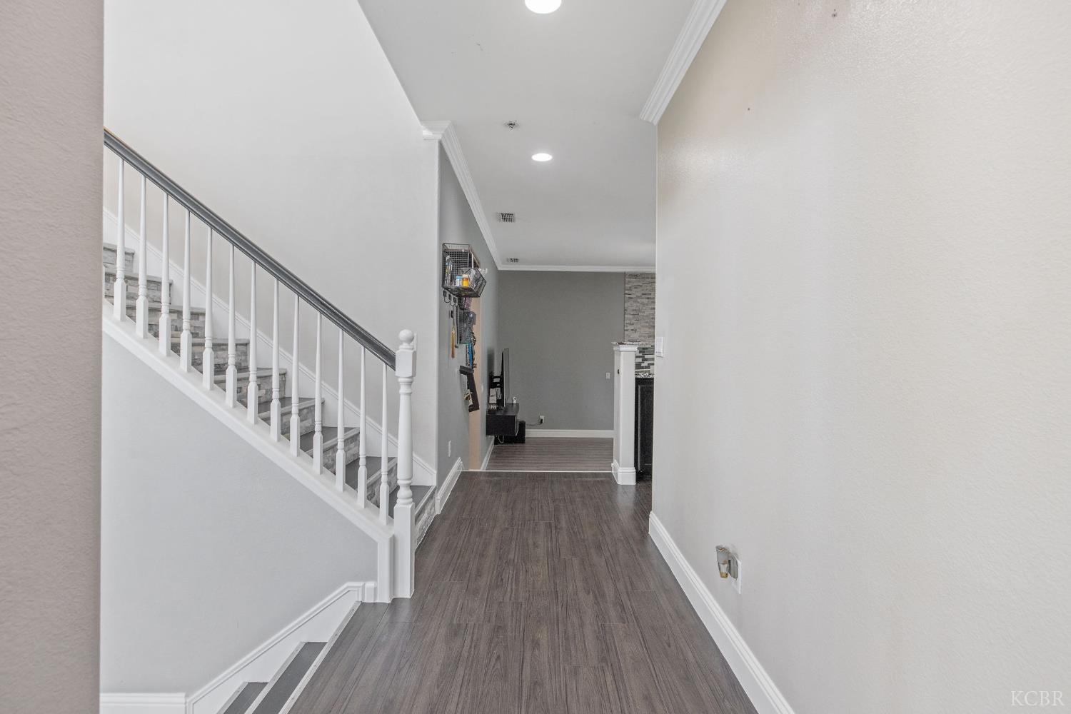 1077 Paradise Dr, Lemoore, CA 93245