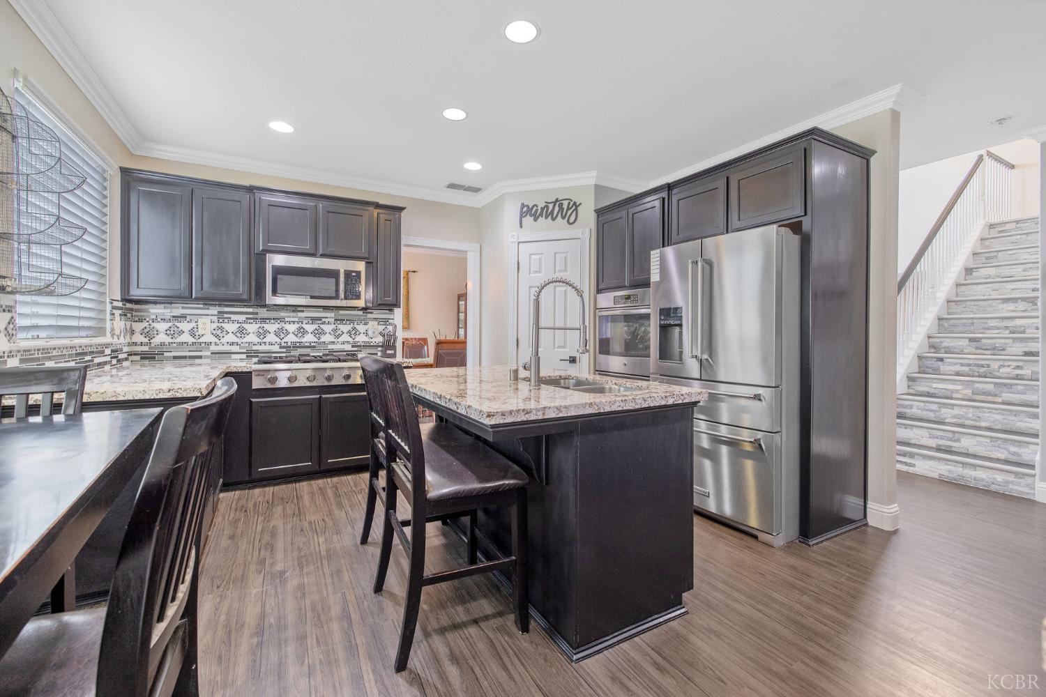 1077 Paradise Dr, Lemoore, CA 93245