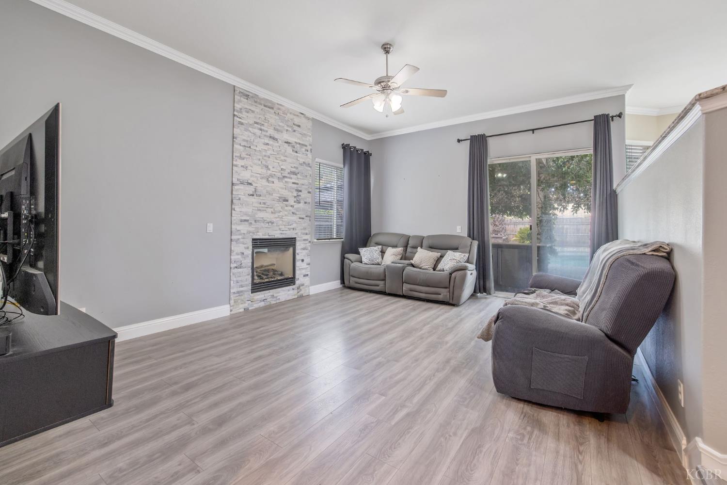 1077 Paradise Dr, Lemoore, CA 93245