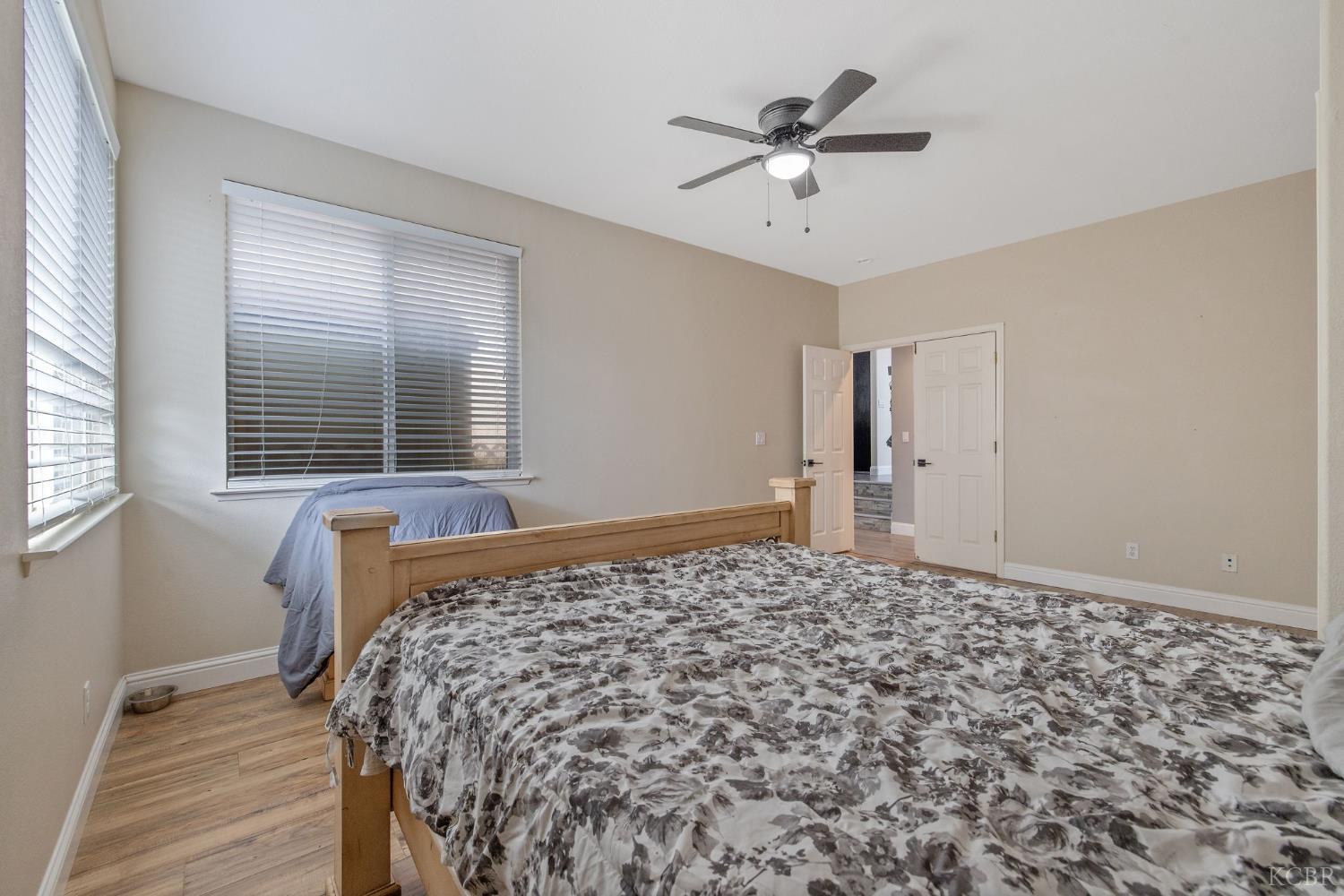 1077 Paradise Dr, Lemoore, CA 93245