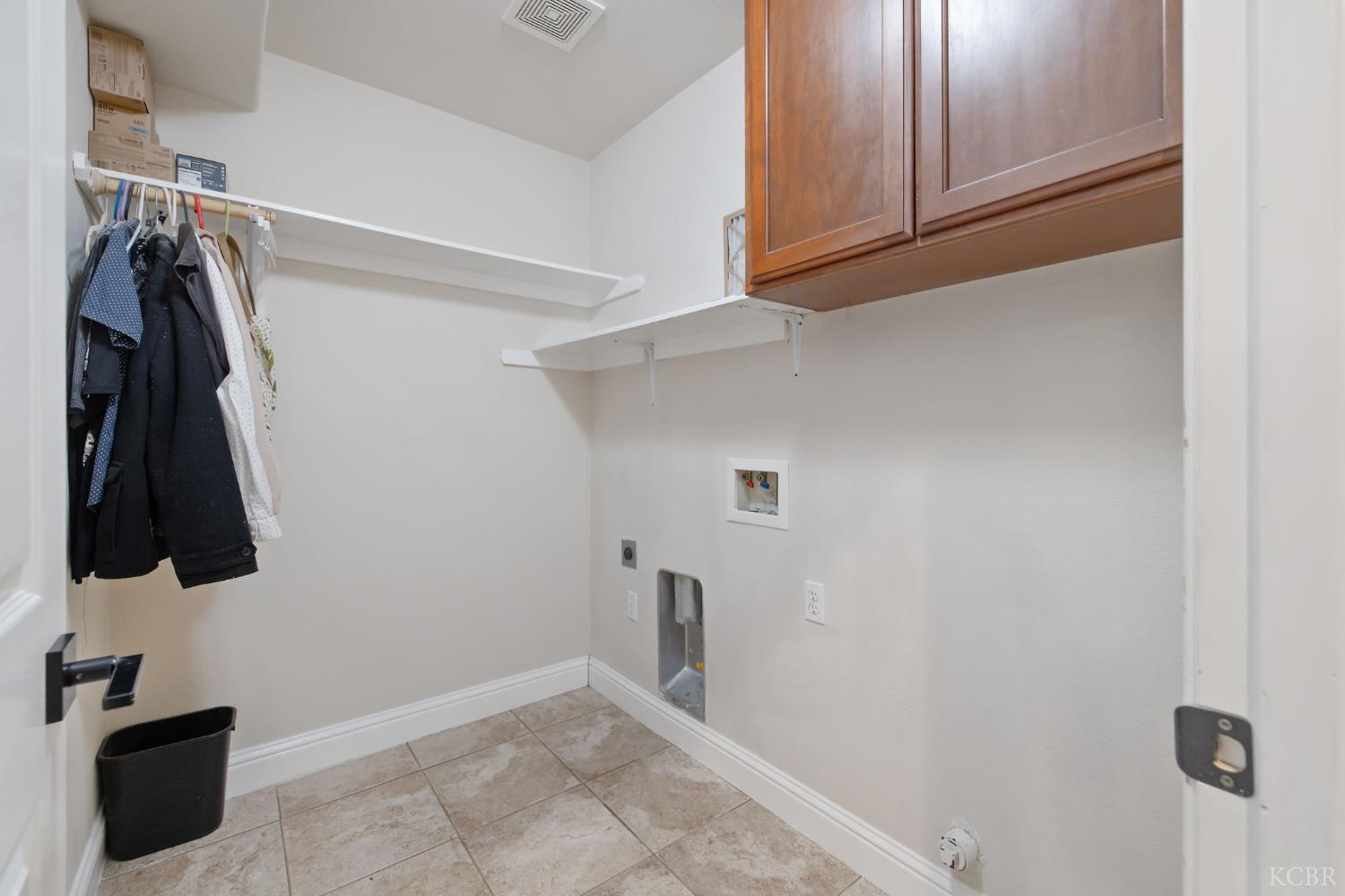 1077 Paradise Dr, Lemoore, CA 93245