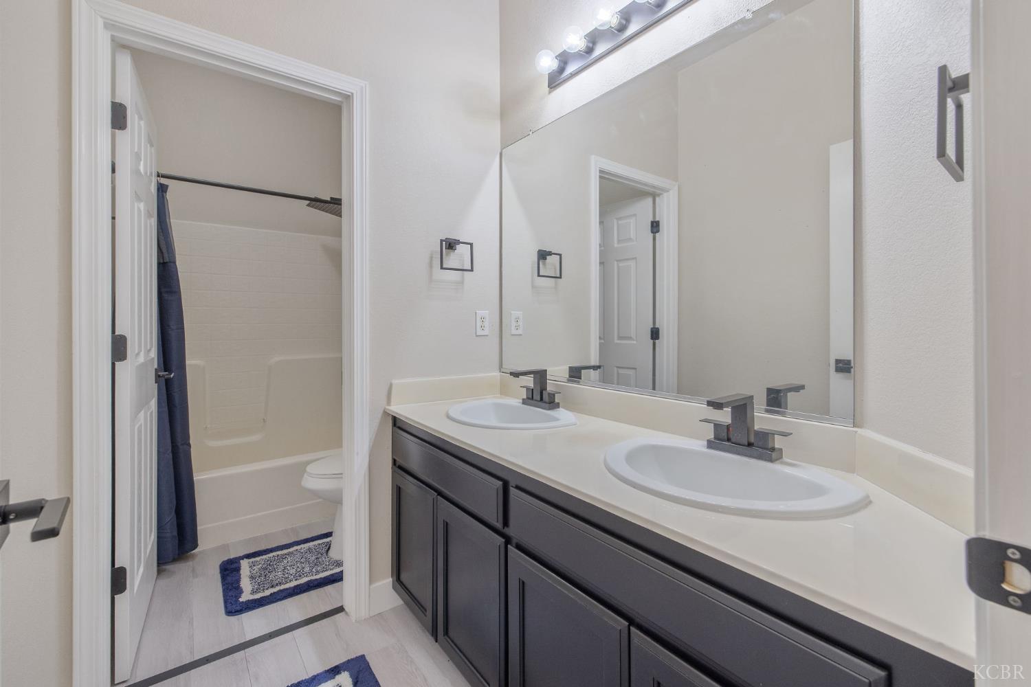 1077 Paradise Dr, Lemoore, CA 93245