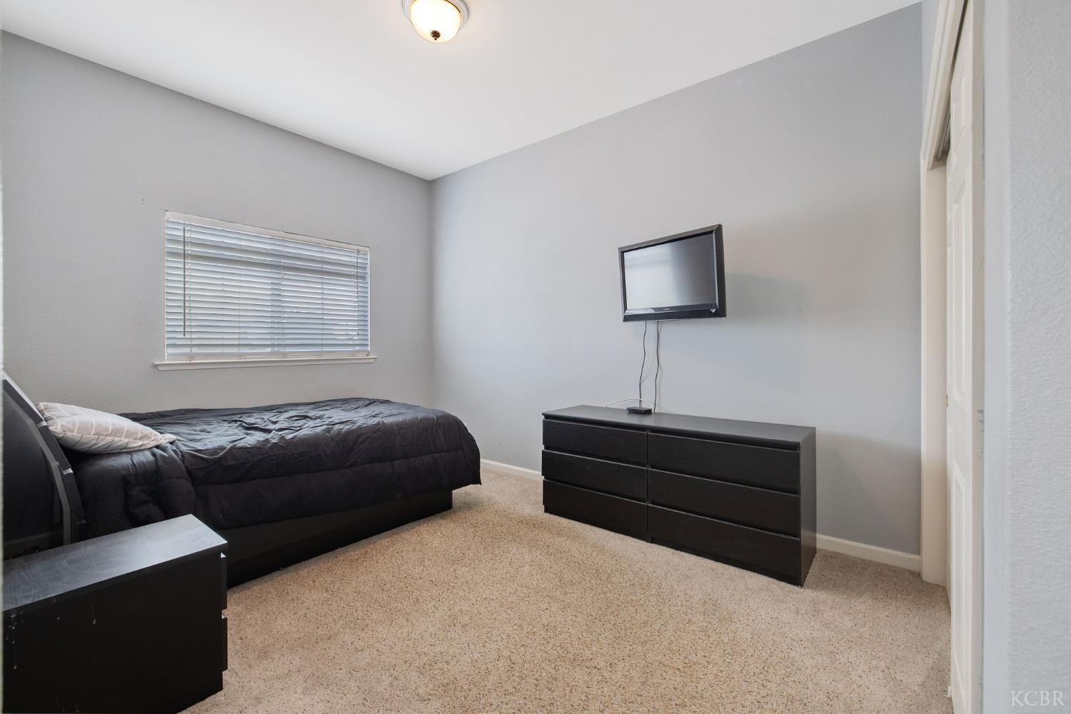 1077 Paradise Dr, Lemoore, CA 93245