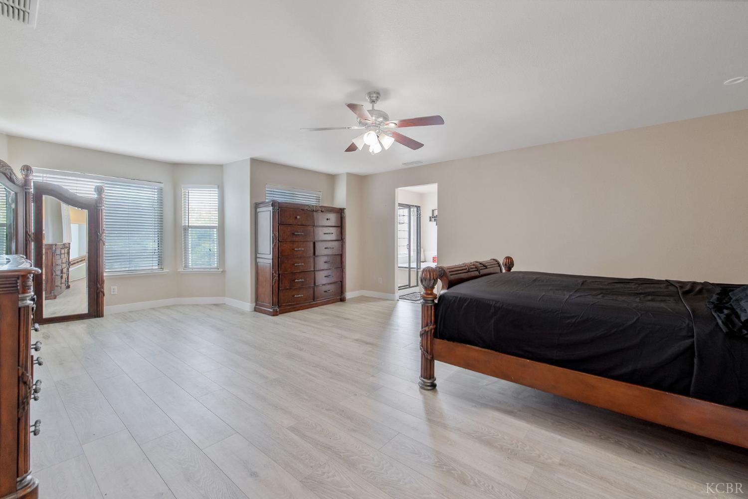 1077 Paradise Dr, Lemoore, CA 93245