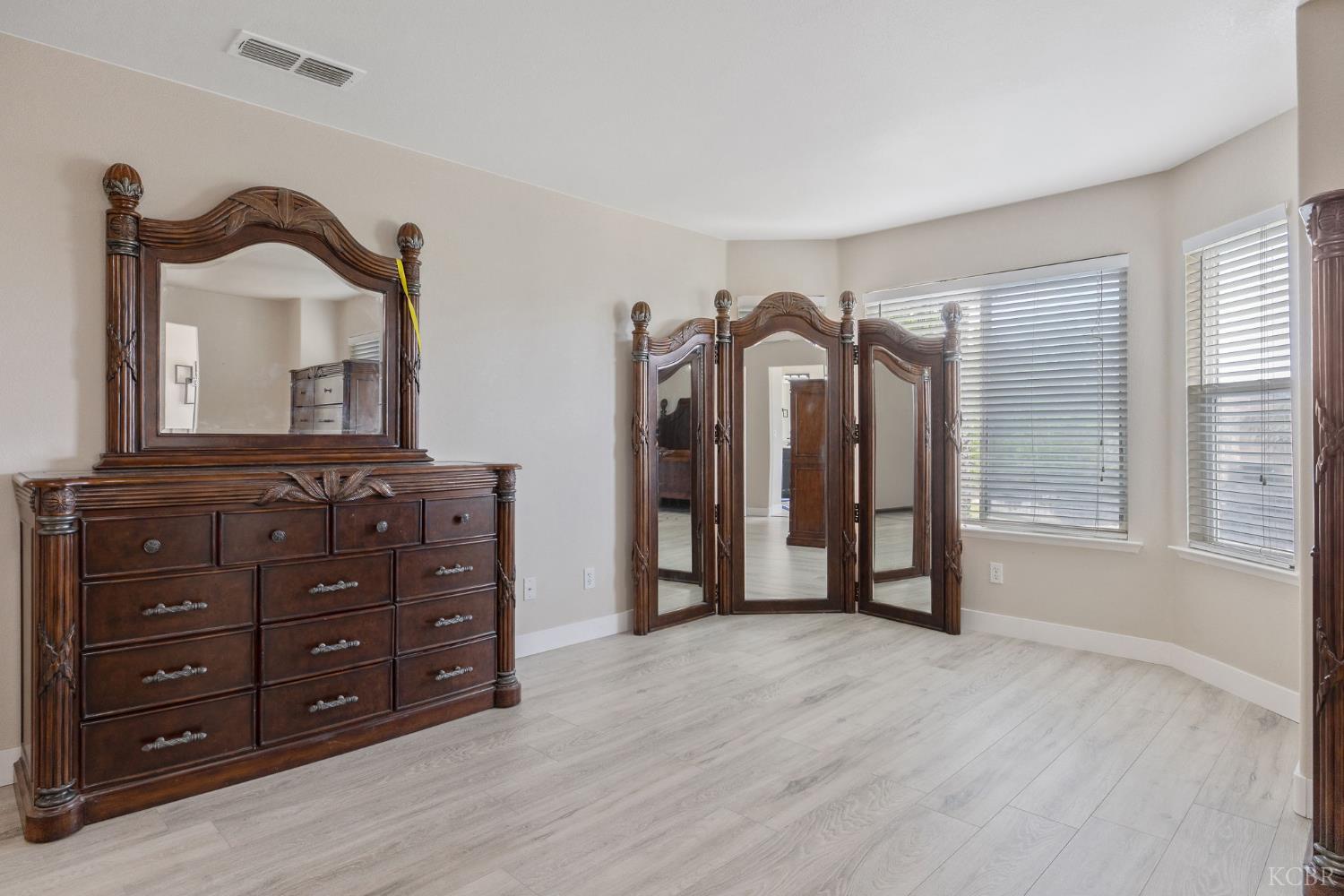 1077 Paradise Dr, Lemoore, CA 93245