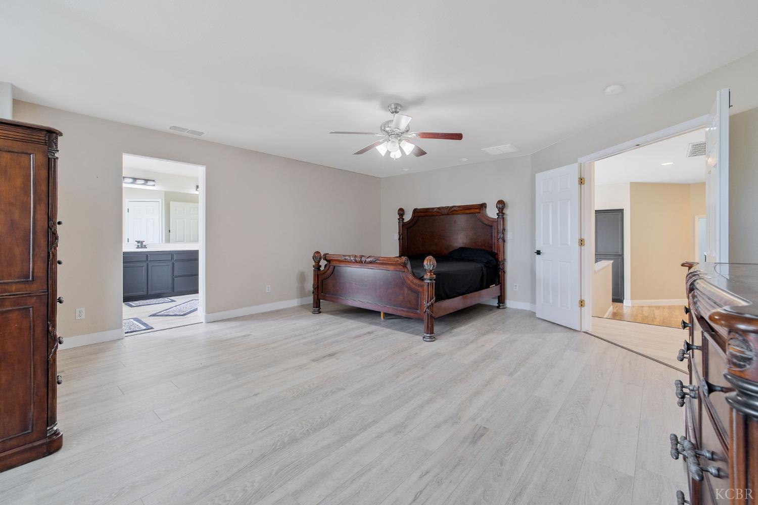 1077 Paradise Dr, Lemoore, CA 93245