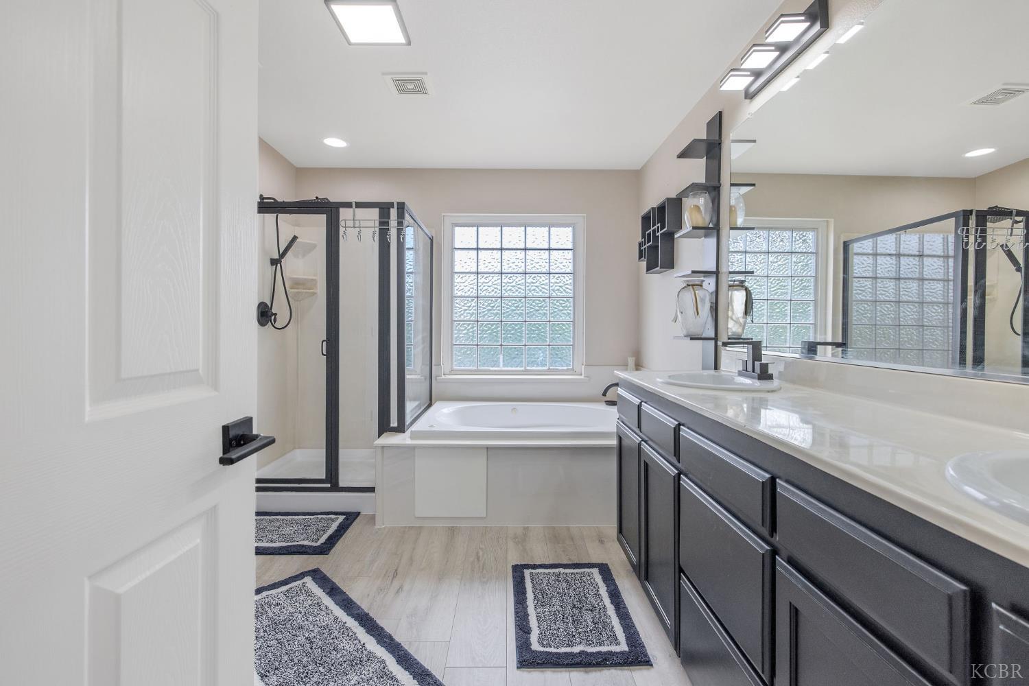 1077 Paradise Dr, Lemoore, CA 93245