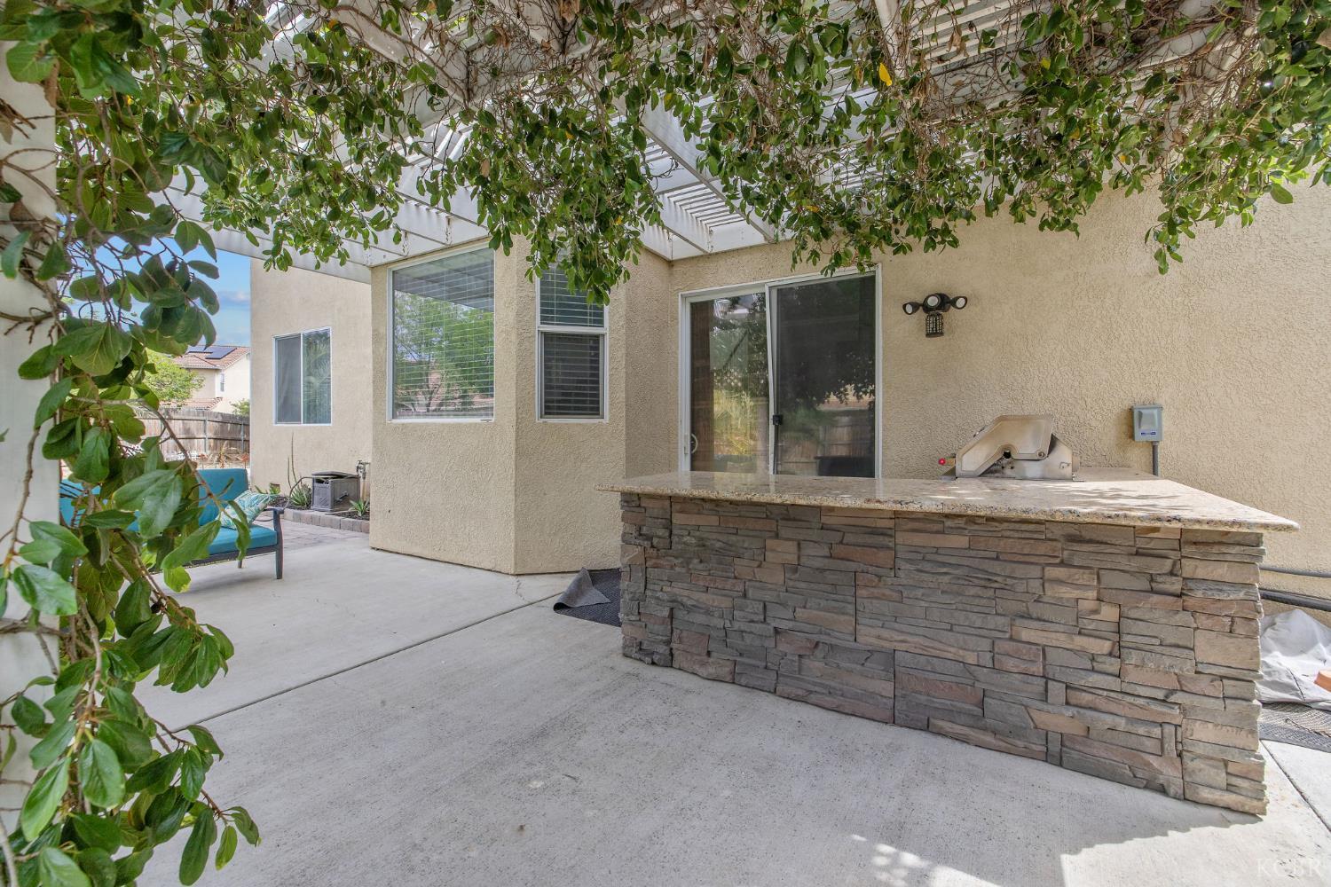 1077 Paradise Dr, Lemoore, CA 93245