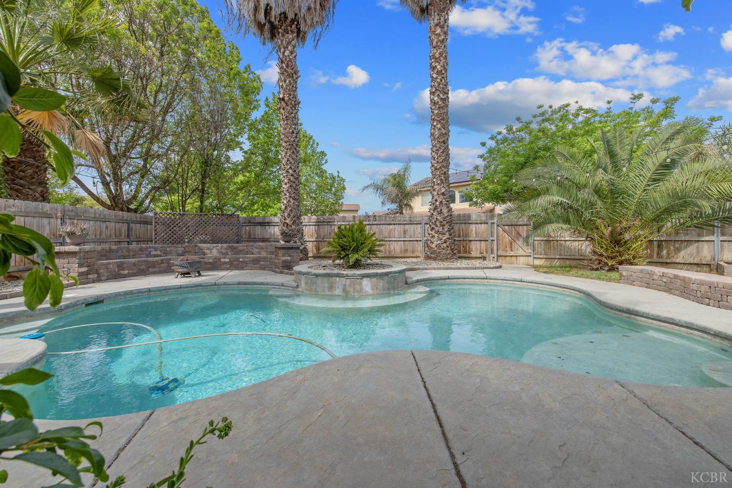 1077 Paradise Dr, Lemoore, CA 93245