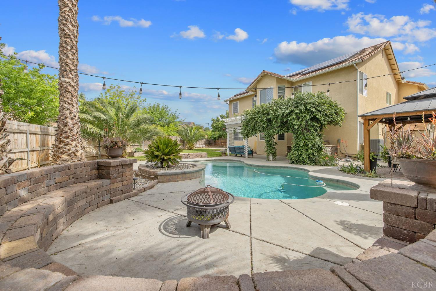 1077 Paradise Dr, Lemoore, CA 93245