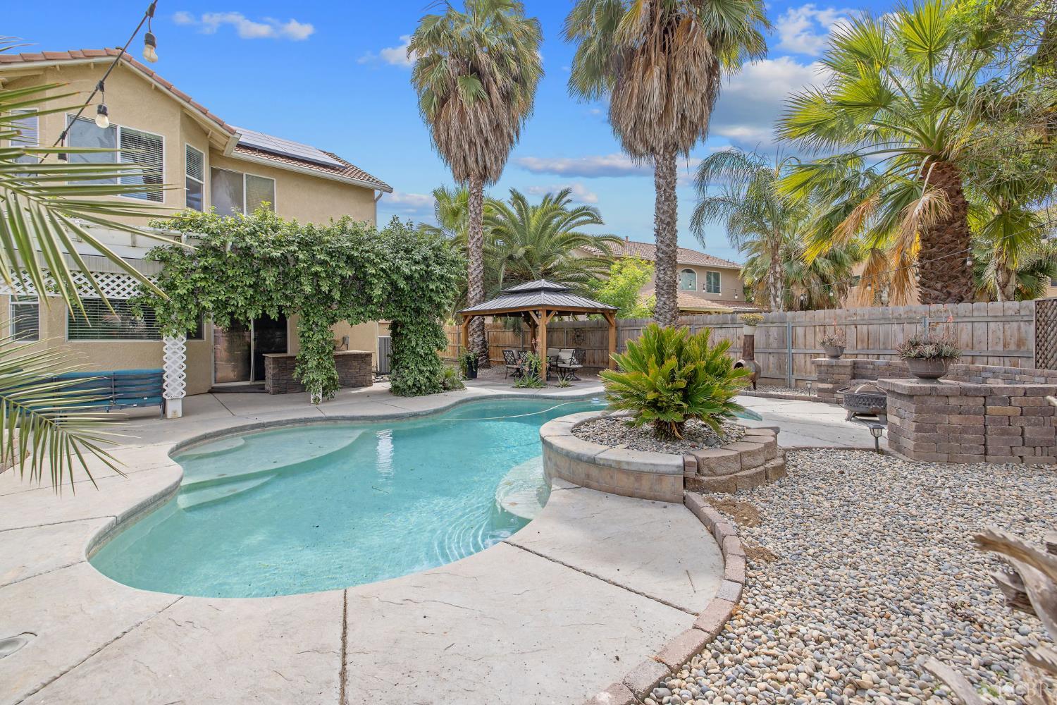 1077 Paradise Dr, Lemoore, CA 93245