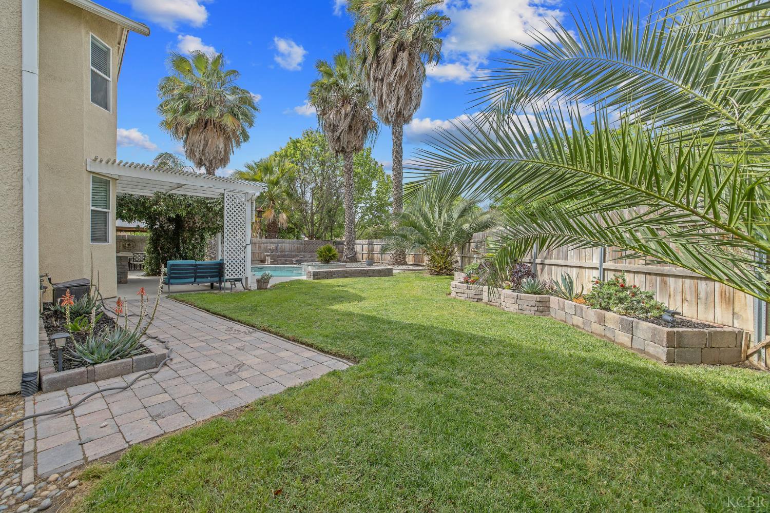 1077 Paradise Dr, Lemoore, CA 93245