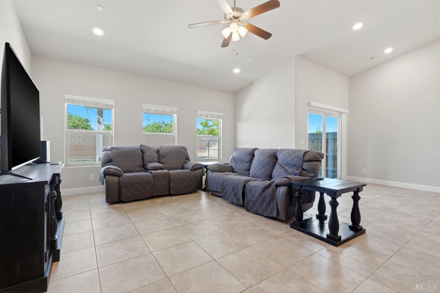 2122 W Bryman St, Hanford, CA 93230