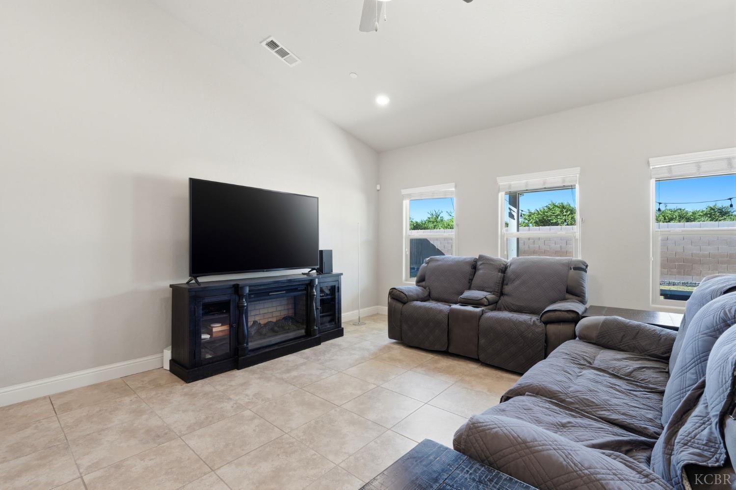 2122 W Bryman St, Hanford, CA 93230