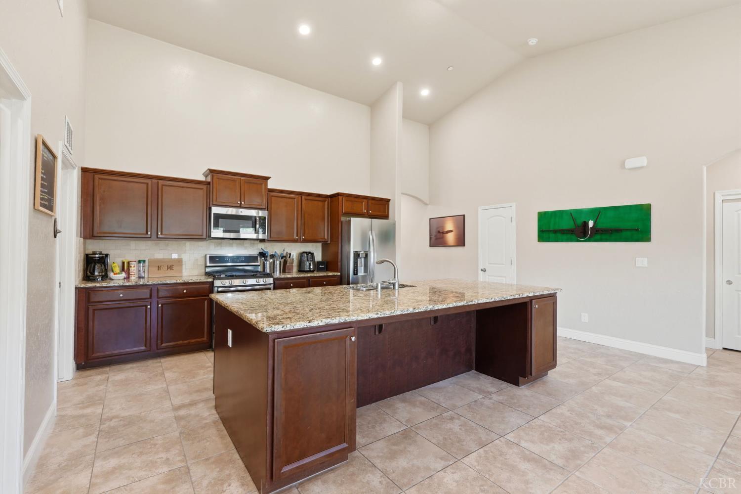 2122 W Bryman St, Hanford, CA 93230