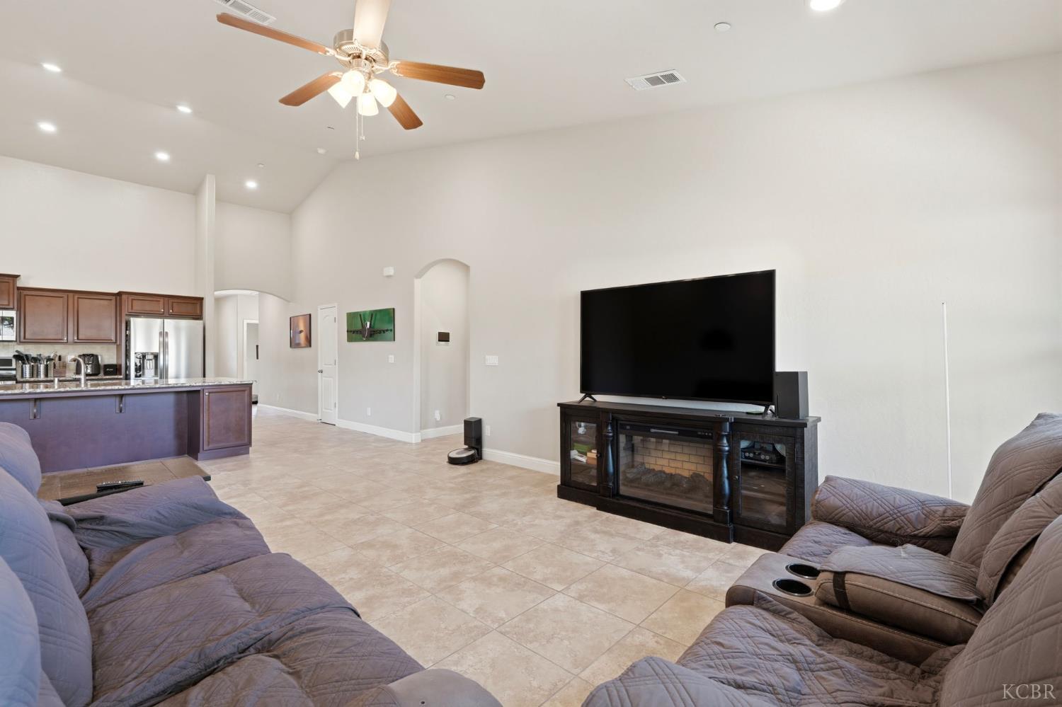 2122 W Bryman St, Hanford, CA 93230