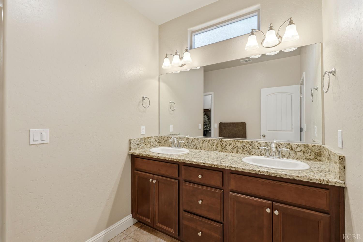 2122 W Bryman St, Hanford, CA 93230