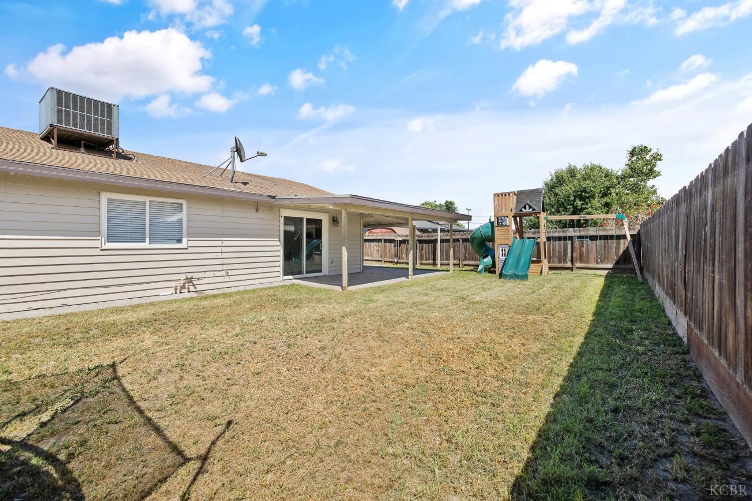 14291 Rosemary Cir, Armona, CA 93202