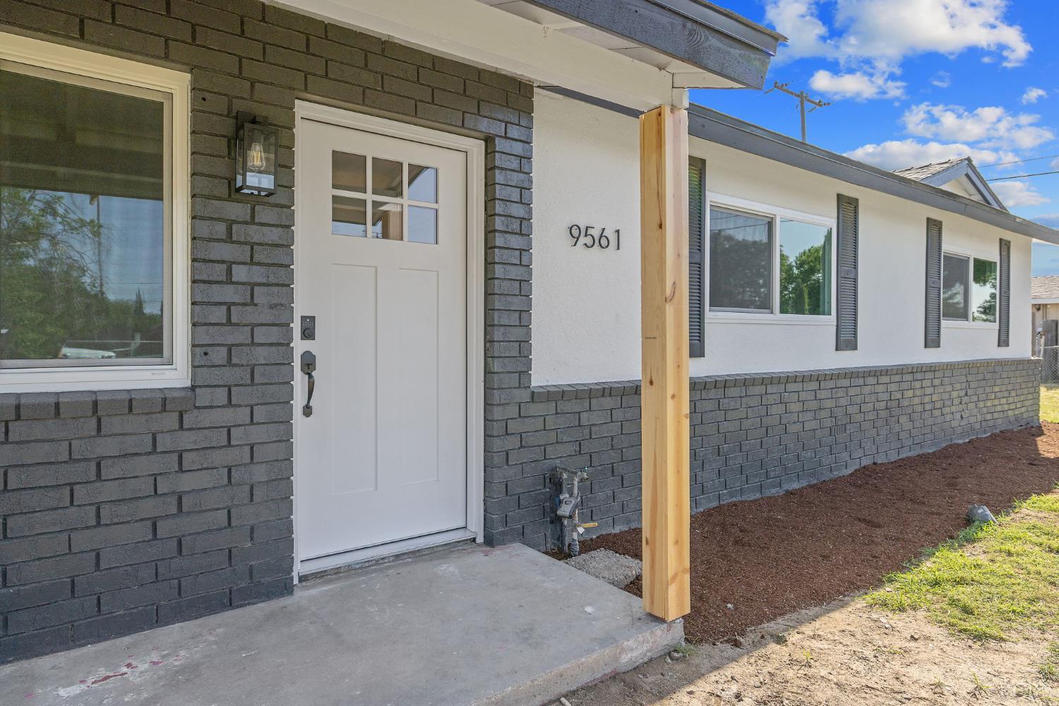 9561 Garden Dr, Hanford, CA 93230