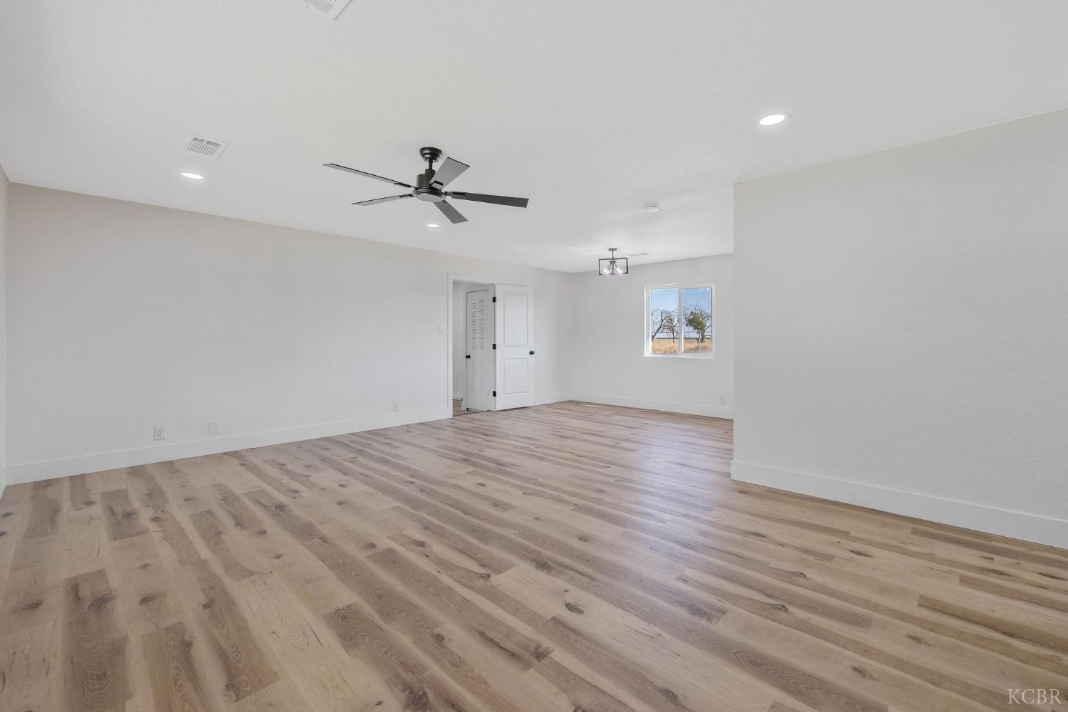 9561 Garden Dr, Hanford, CA 93230