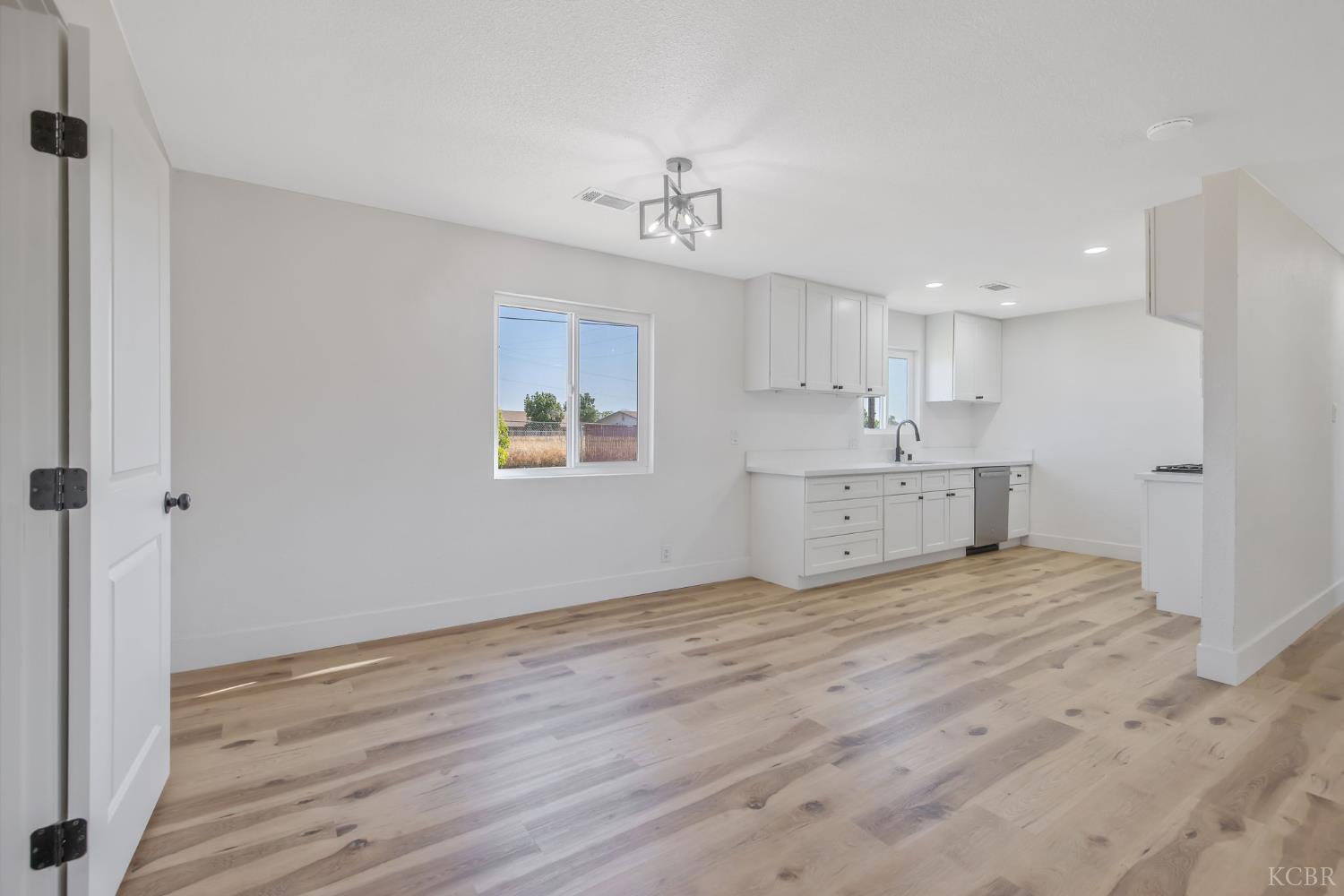 9561 Garden Dr, Hanford, CA 93230