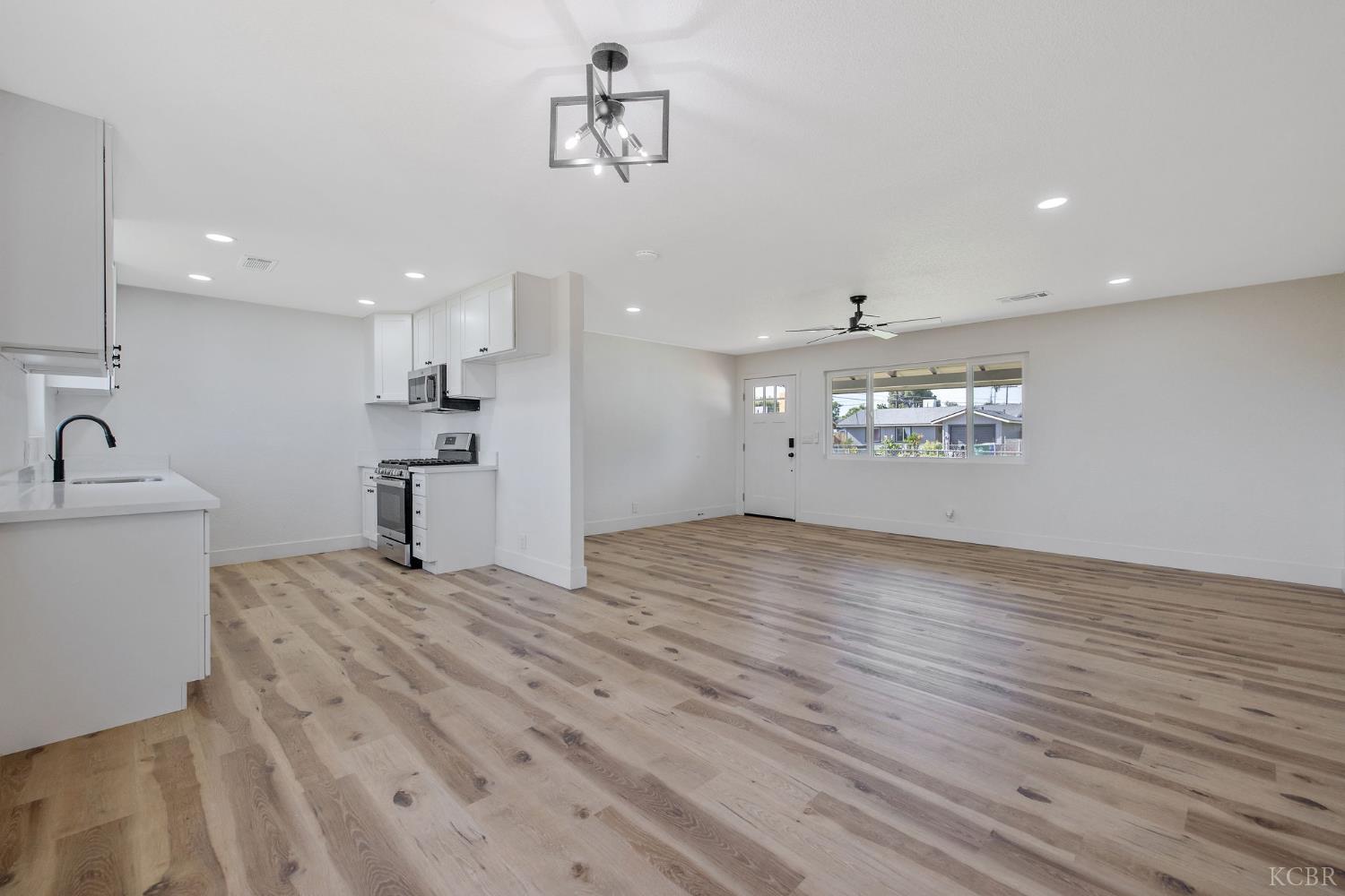 9561 Garden Dr, Hanford, CA 93230