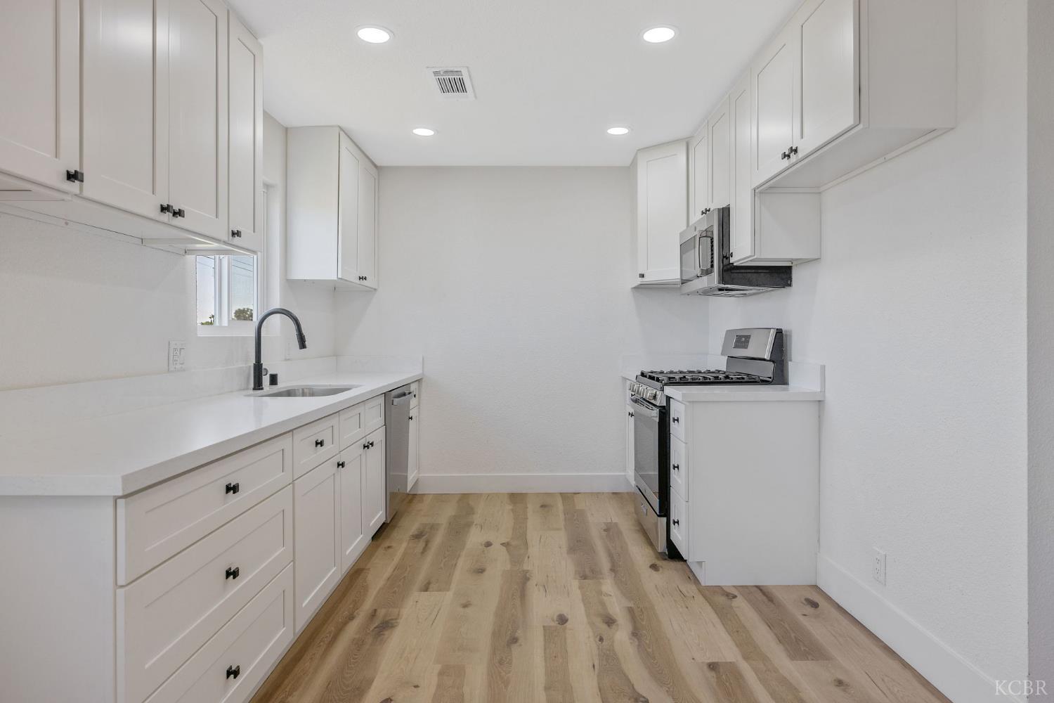 9561 Garden Dr, Hanford, CA 93230