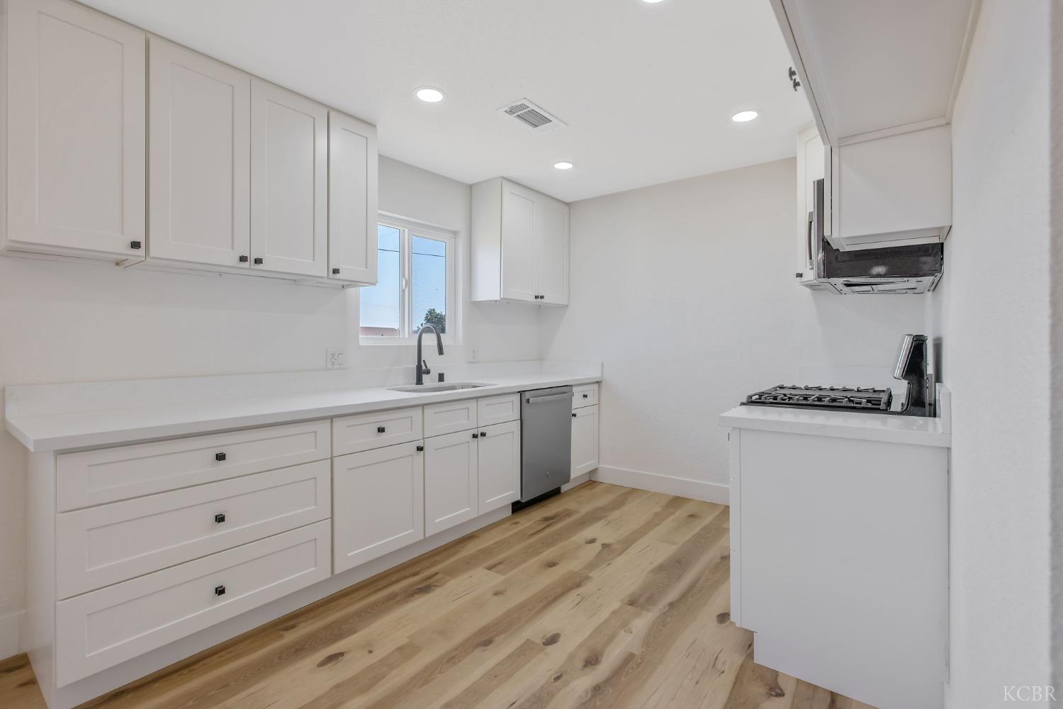 9561 Garden Dr, Hanford, CA 93230