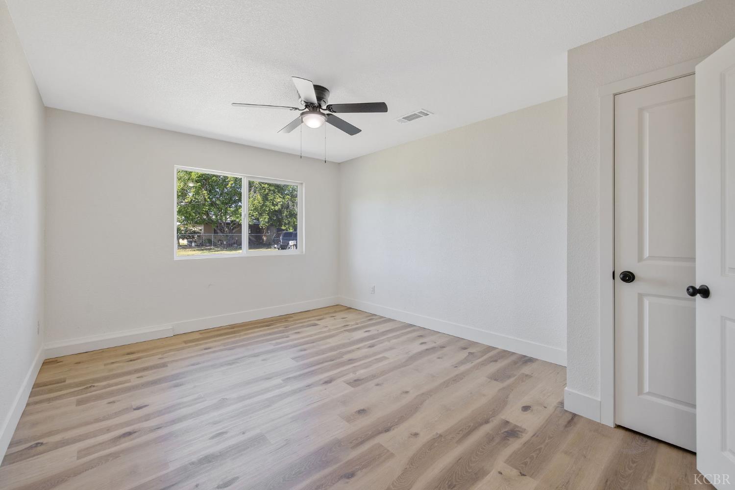 9561 Garden Dr, Hanford, CA 93230