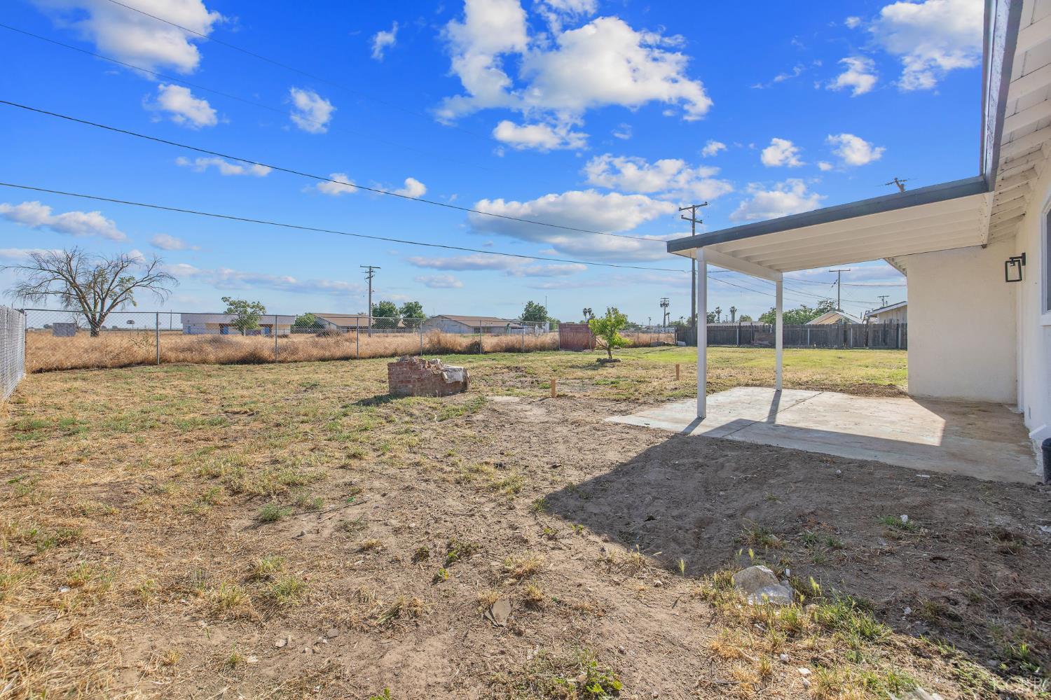 9561 Garden Dr, Hanford, CA 93230