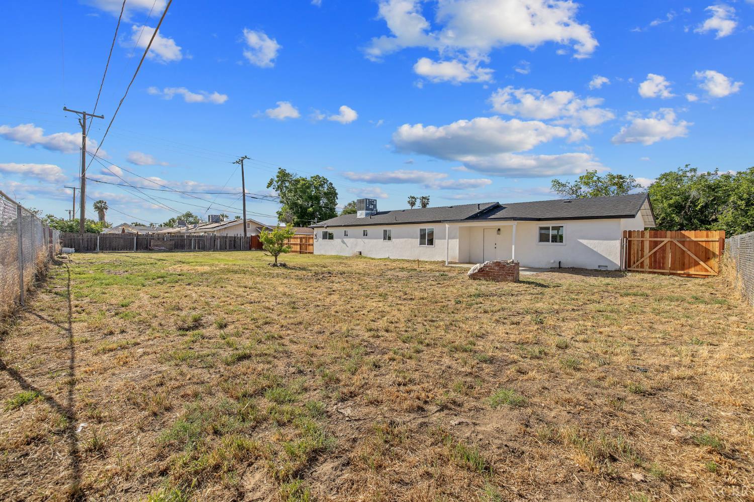 9561 Garden Dr, Hanford, CA 93230