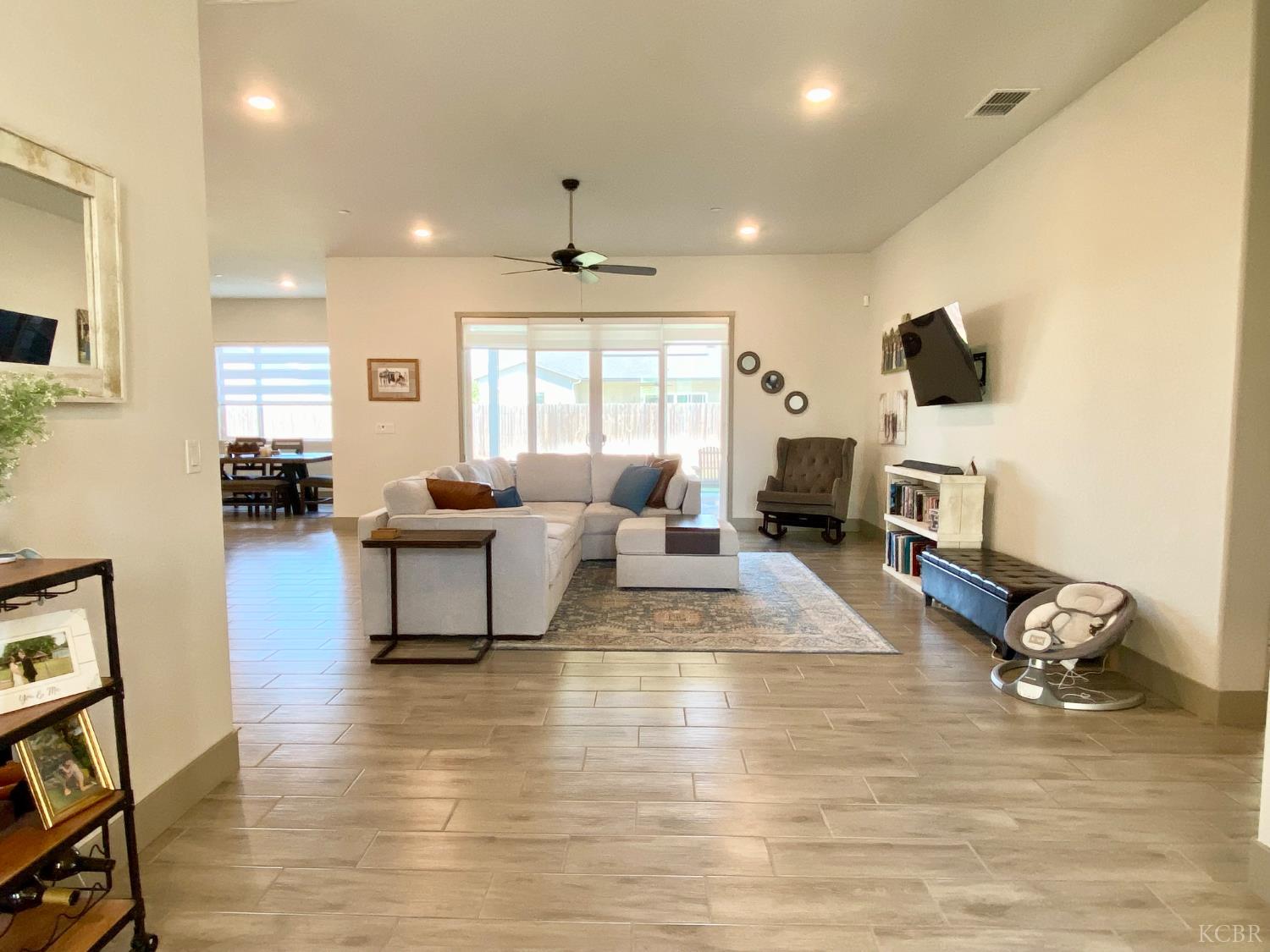 2404 W Bristol Ln, Hanford, CA 93230