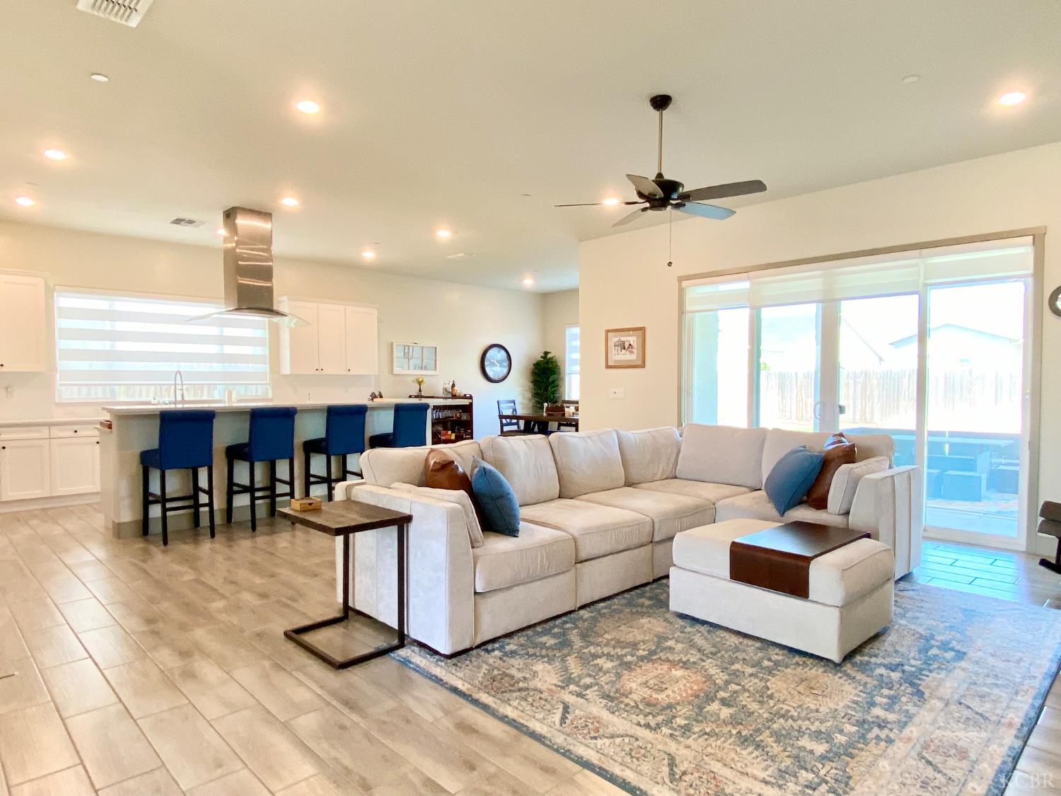 2404 W Bristol Ln, Hanford, CA 93230