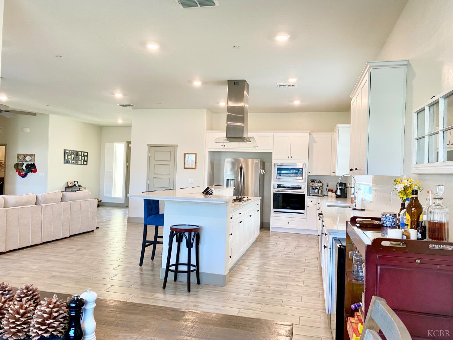 2404 W Bristol Ln, Hanford, CA 93230