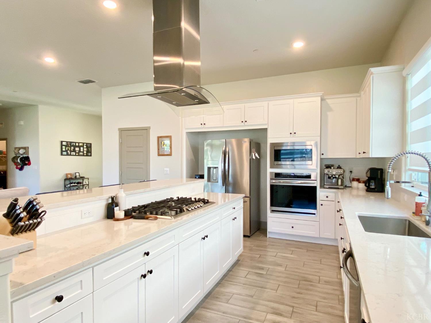 2404 W Bristol Ln, Hanford, CA 93230