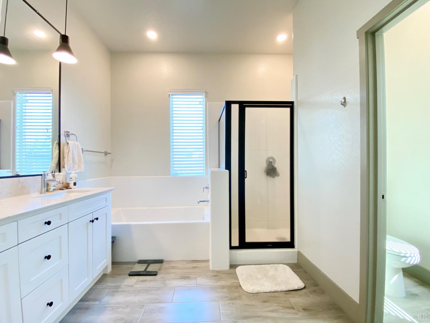 2404 W Bristol Ln, Hanford, CA 93230