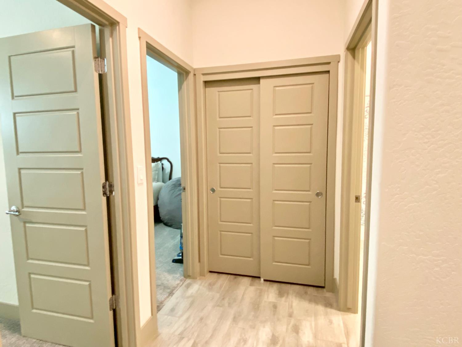 2404 W Bristol Ln, Hanford, CA 93230