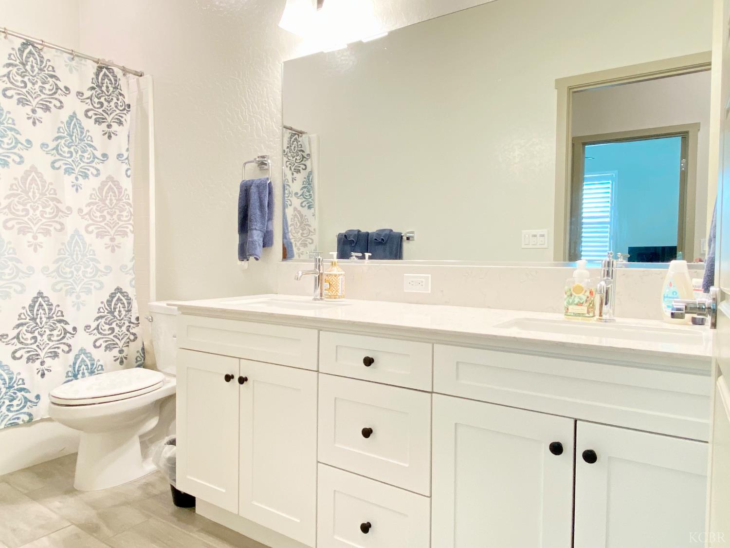 2404 W Bristol Ln, Hanford, CA 93230