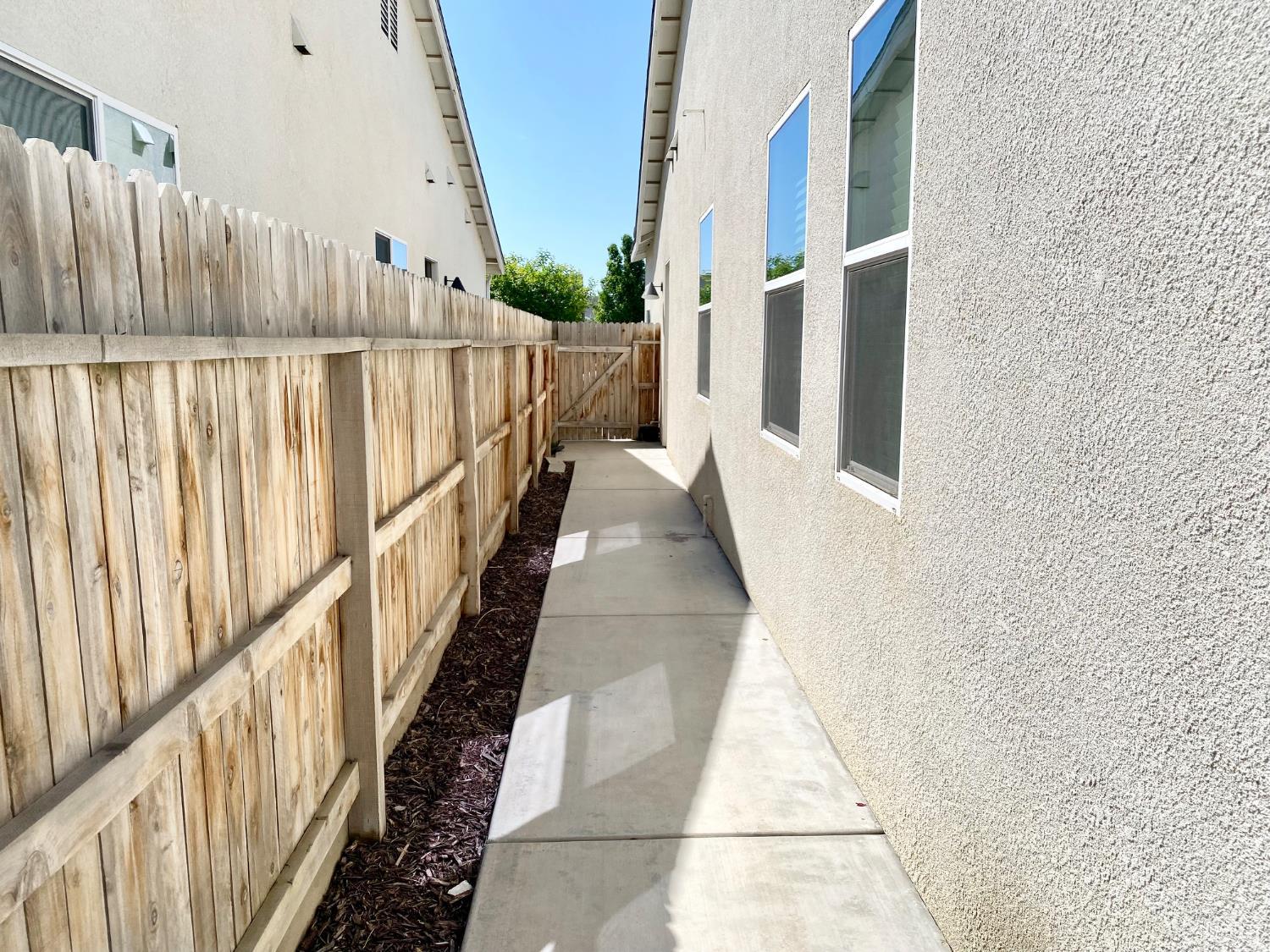 2404 W Bristol Ln, Hanford, CA 93230