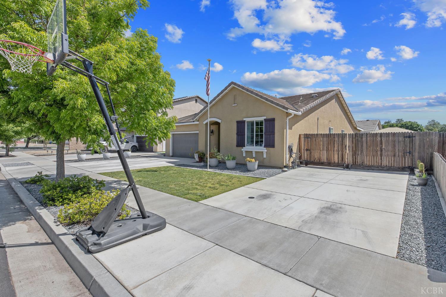 1090 Jade Way, Lemoore, CA 93245