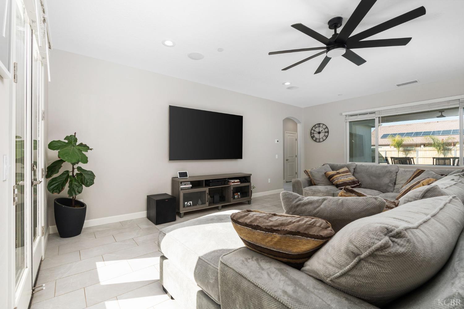 2124 Cortner St, Hanford, CA 93230